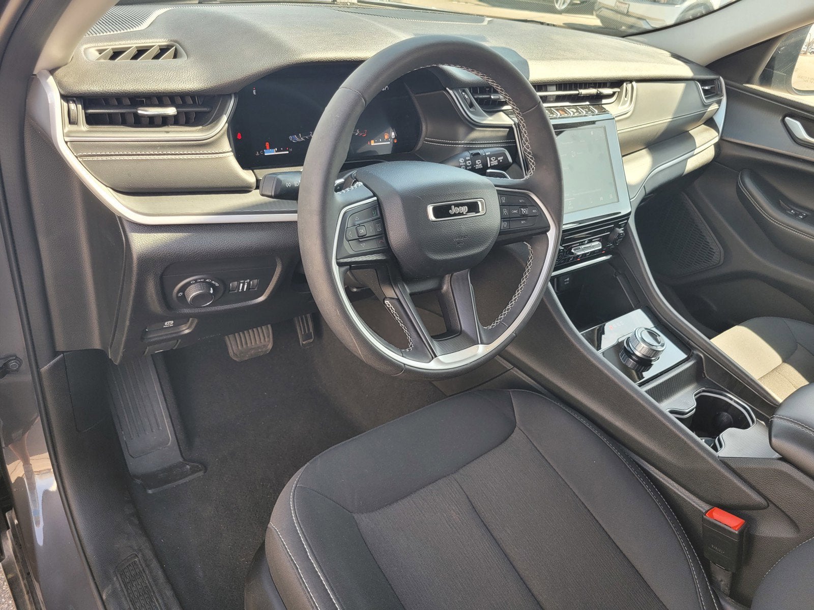 2024 Jeep GRAND CHEROKEE LAREDO