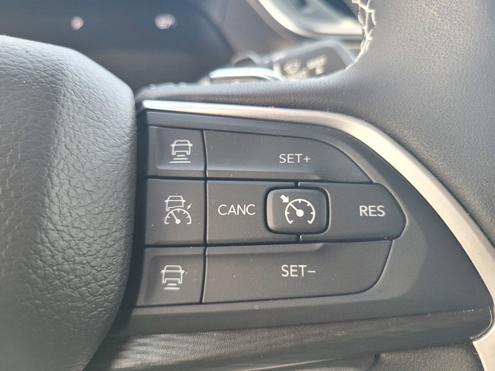 2024 Jeep GRAND CHEROKEE LAREDO